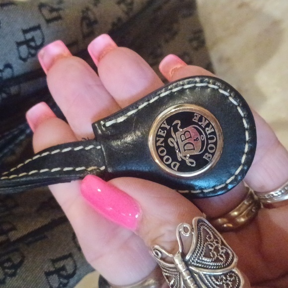 Classy Dooney & Bourke Signature Shoulder Bag - Picture 8 of 16